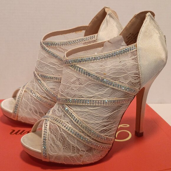 NIB De BLOSSOM COLLECTION Sz 6 Ivory Lace 4" Stiletto Jeweled Heels - Picture 1 of 8